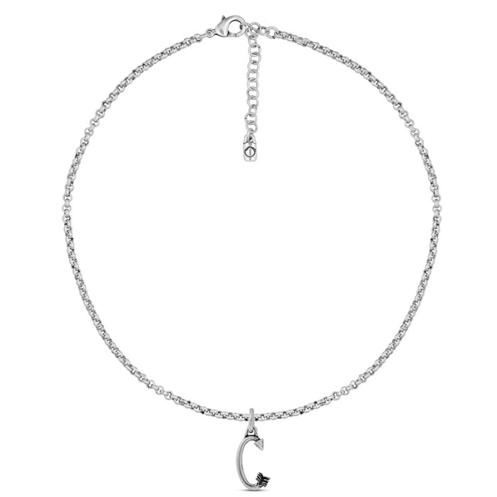 Collar con cadena y letra grande C