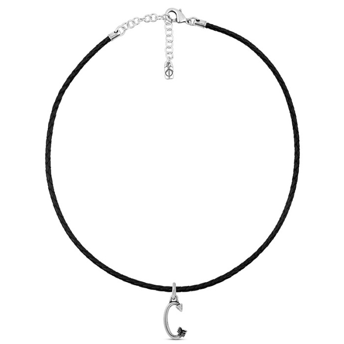 Collar con cuero y letra grande C