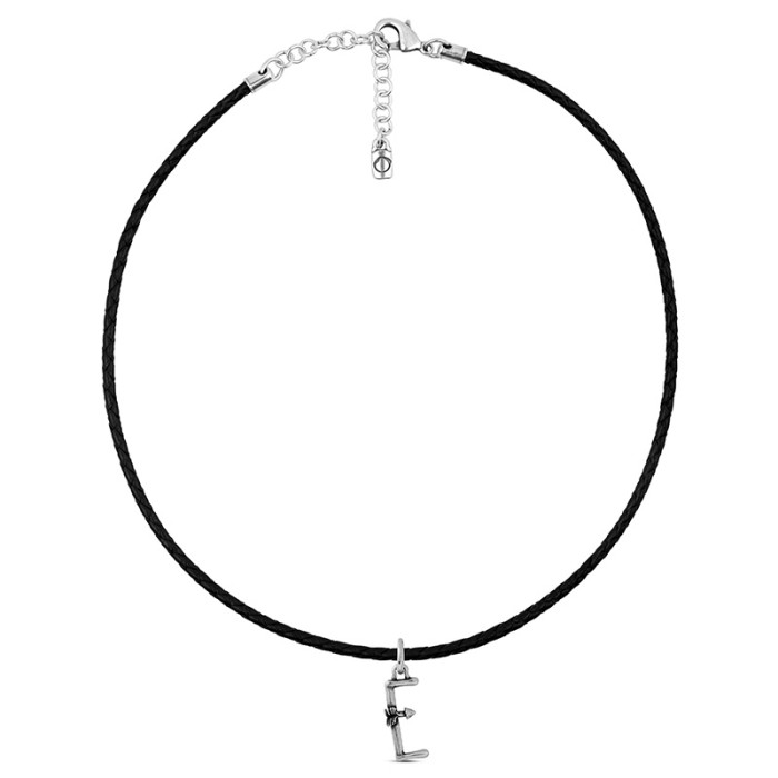 Collar con cuero y letra grande E