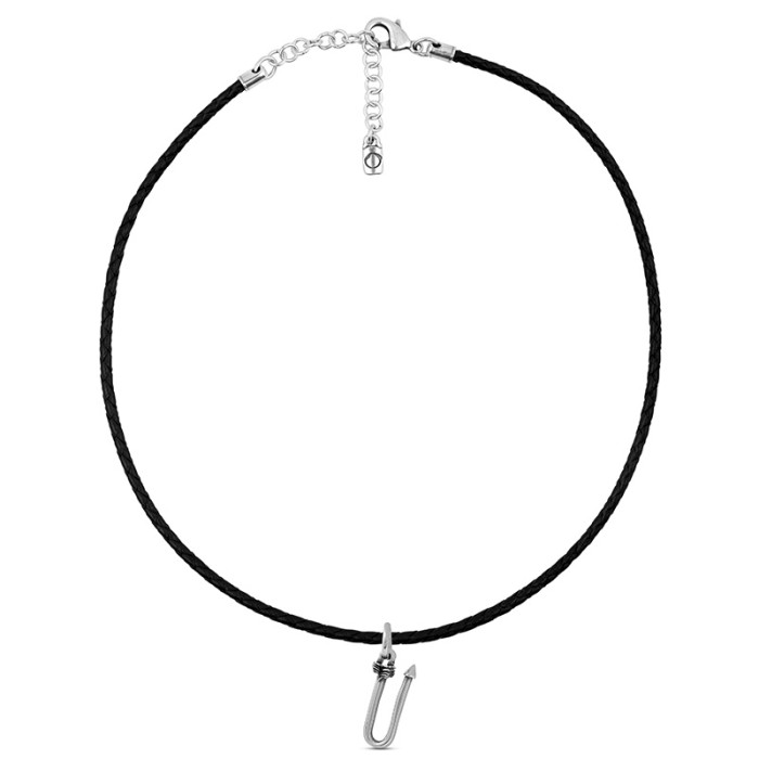 Collar con cuero y letra grande U