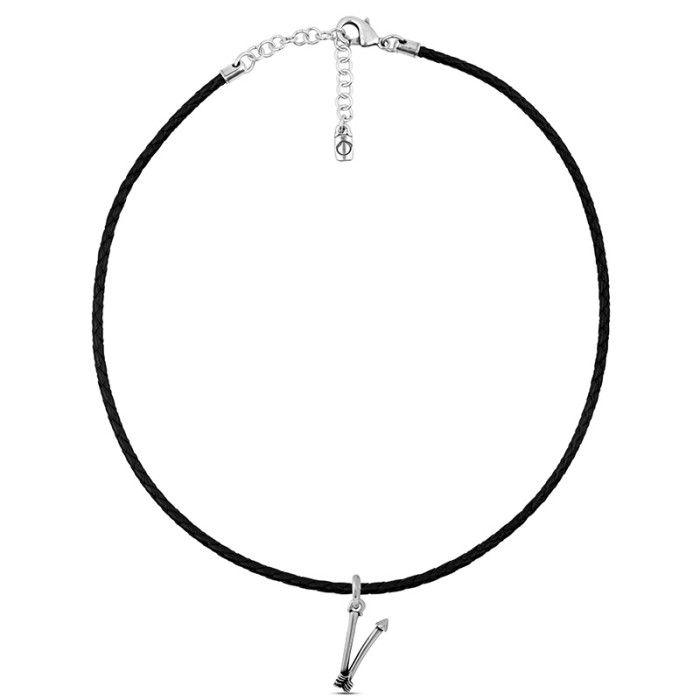 Collar con cuero y letra grande V